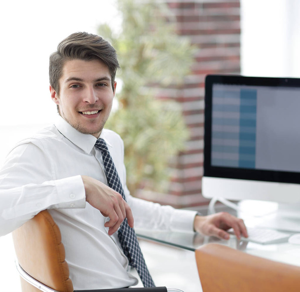 employee sitting in front of a computer screen - Foto, Imagen