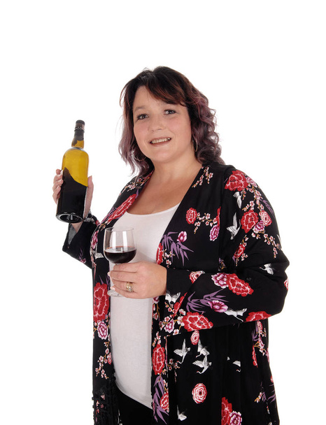 Wielkie kobiety stojącej z wina butelkę - Zdjęcie, obraz