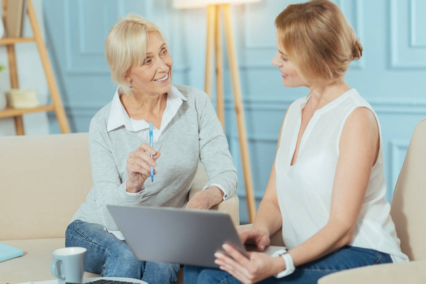 Happy aged woman making the right decision together with her financial advisor - Foto, Bild