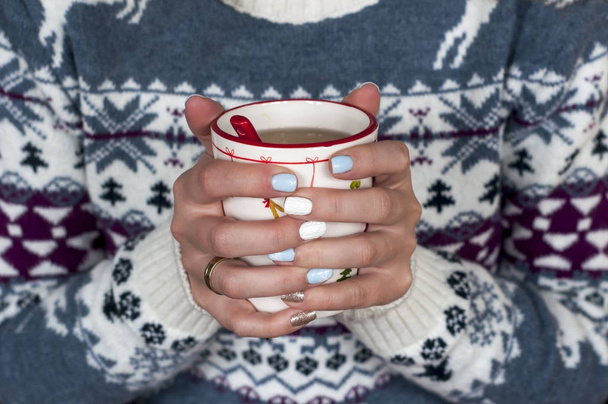 Női kezek csésze tea-stock kép - Fotó, kép