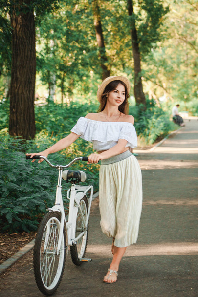 Ρομαντικό κορίτσι έρχεται γρήγορα με ένα ποδήλατο - Φωτογραφία, εικόνα