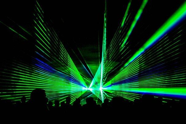 Zielony laser show nocne sceny klubowej z partii ludzi tłum - Zdjęcie, obraz