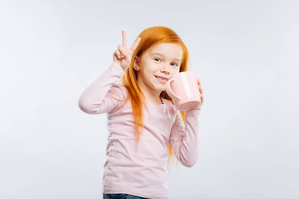 Amazing child showing victory sign - Foto, afbeelding