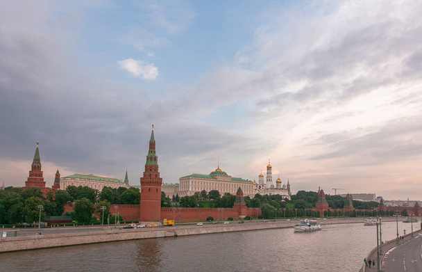 Bewölkter Himmel über dem Moskauer Kreml und dem Fluss - Foto, Bild