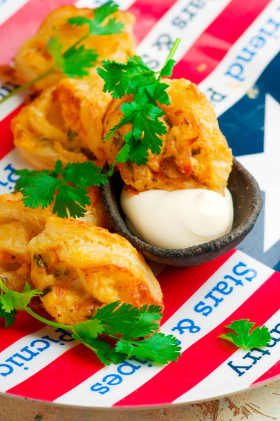 素朴な安っぽい鶏 empanadas.style - 写真・画像