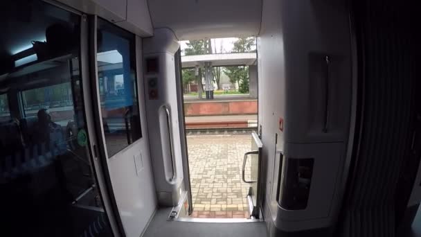 電車の中を高速で旅の人。キエフ, ウクライナ、2017 年 10 月 16 日。多くの人と高速に行っている電車内のシーン - 映像、動画