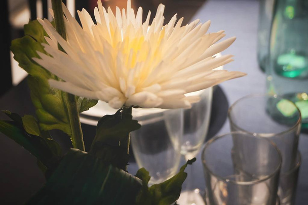 weiße künstliche Chrysanthemenblüten für die Wohnkultur - Foto, Bild