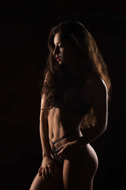Λαμπερό μαυρισμένο γυναίκα με τέλειο σώμα, θέτοντας σε δελεαστική lin - Φωτογραφία, εικόνα