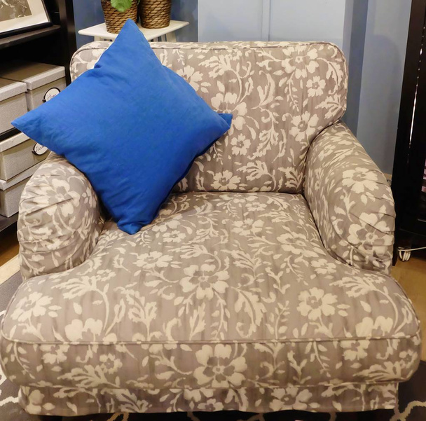 Comfortabel en klassiek Sofa in de woonkamer - Foto, afbeelding