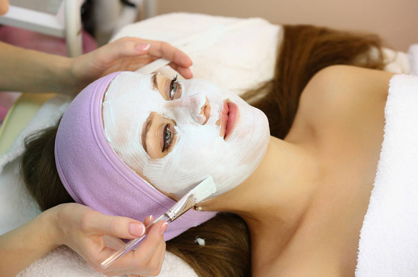 Young woman gets beauty facial injections in salon. Aesthetic cosmetology. - Foto, Imagem