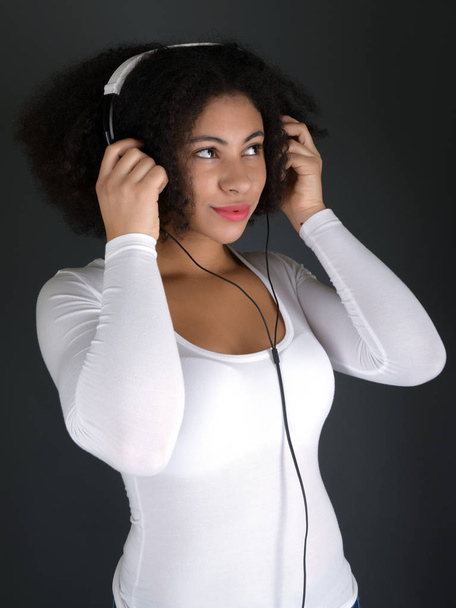Πορτρέτο της όμορφης Αφροαμερικανής γυναίκα χαρούμενη ακούγοντας μουσική - Φωτογραφία, εικόνα