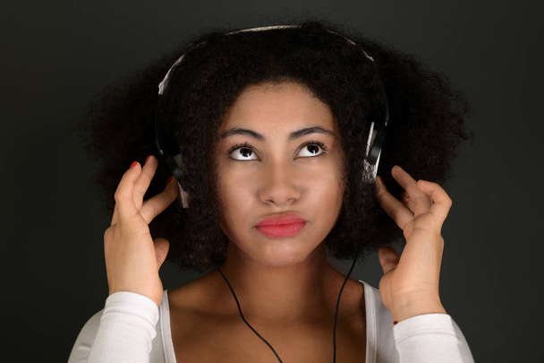 Muotokuva kaunis Afrikkalainen Amerikkalainen nainen iloinen kuunnella musiikkia
 - Valokuva, kuva