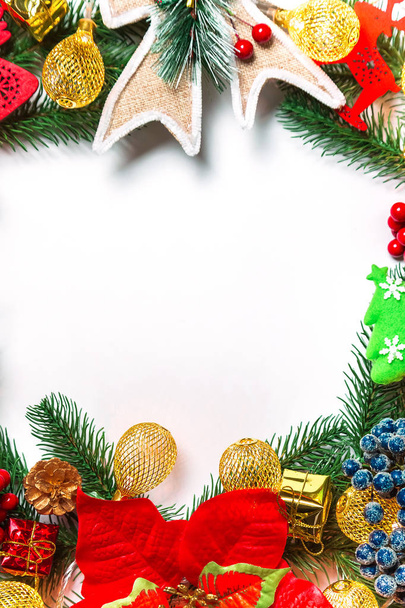 クリスマス リース飾り、白い背景の上のクリスマス ツリーのブランチ。冬・年始のシンボルです。空き容量 - 写真・画像