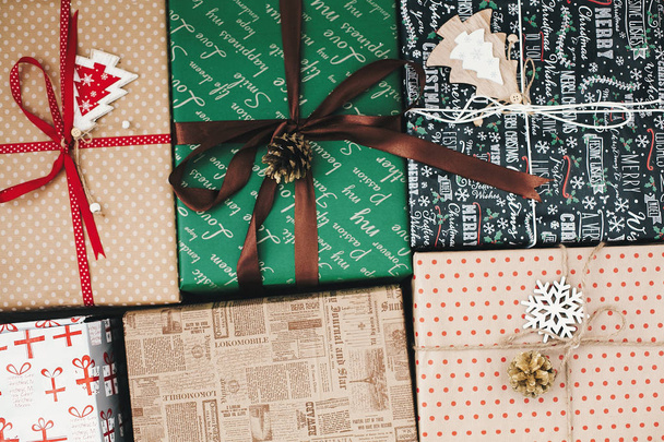 Karácsonyi ajándék dobozok a színes kézműves papír íjak és dekor - Fotó, kép
