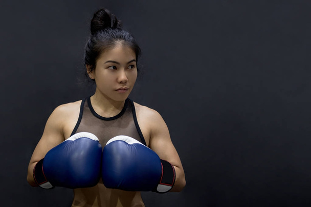 junge asiatische Frau posiert mit Boxhandschuhen - Foto, Bild