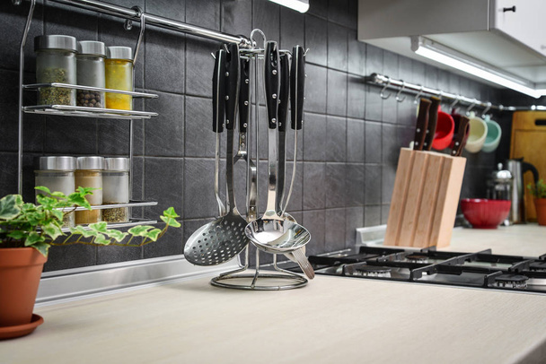 Kuchyňské náčiní na pracovní desce - Fotografie, Obrázek