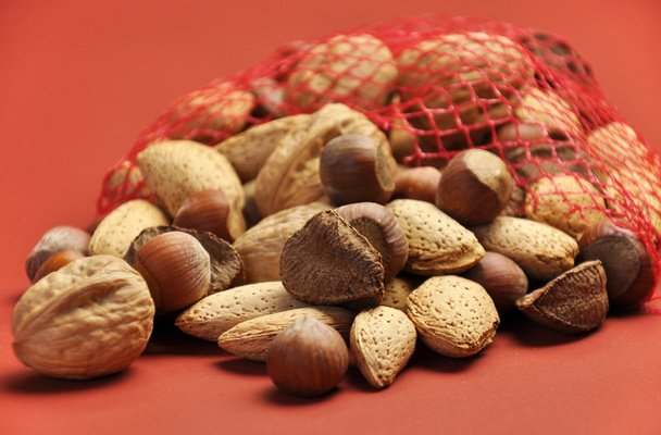 zdravé potraviny - ořechy na terra-cotta pozadí s mělkým dof - Fotografie, Obrázek