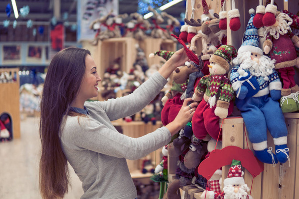 customer girl choosing gifts for Christmas and New Year - Valokuva, kuva