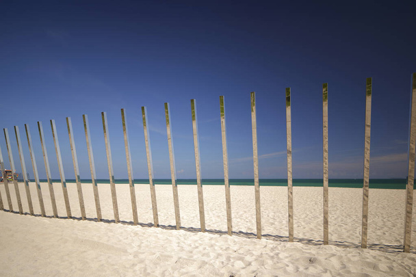 Metal çubuklar kum Miami Beach Art basel - Fotoğraf, Görsel