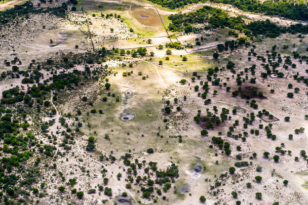 アフリカの七つの自然の驚異の一つ、オカバンゴ・デルタ(オカバンゴ・グラスランド)の美しい空中写真、ボツワナ - 写真・画像