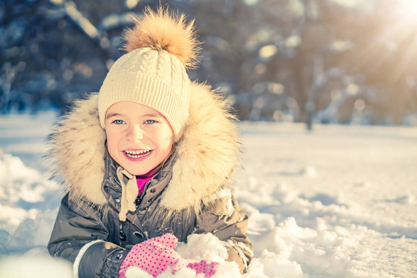 Little girl in a winter park - Fotografie, Obrázek
