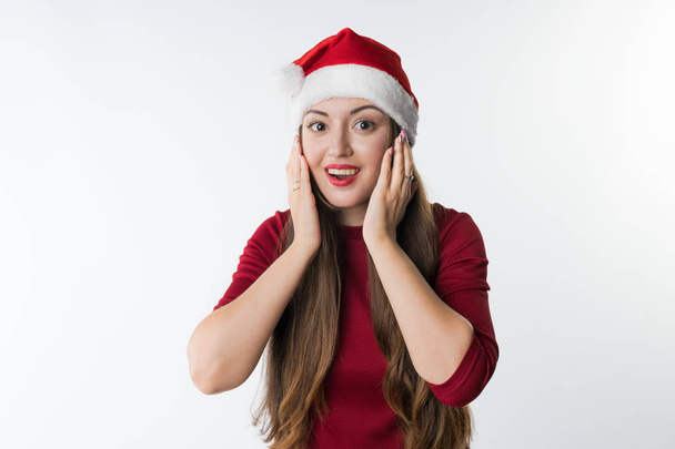 Nainen yllään punainen joulupukki hattu lahja
 - Valokuva, kuva