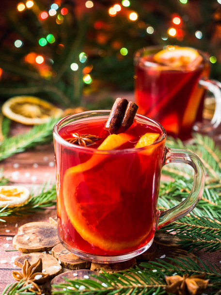 Christmas mulled wine with oranges and spices Christmas decorations with bokeh - Foto, Imagem