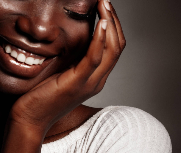 Крупный план портрета красивой молодой черной женщины, смеющейся
 - Фото, изображение
