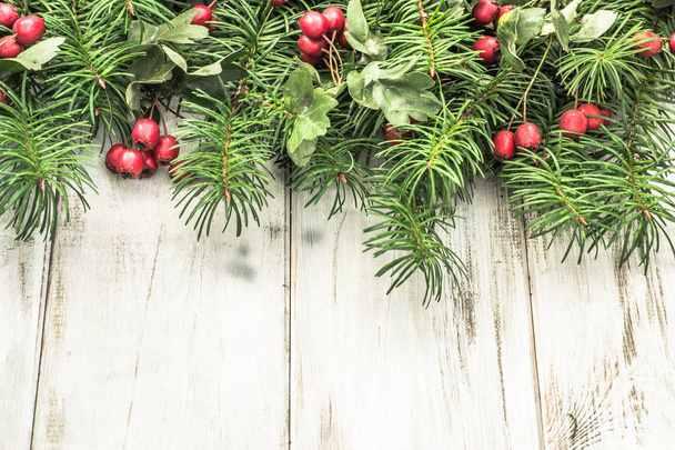 Kerstmis achtergrond met groene fir boomtak en decoratie op houten tafel - Foto, afbeelding