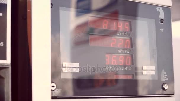 Anzeige für Benzin. der Fahrer beim Benzinpumpen an der Tankstelle in Russland. Nahaufnahme - Filmmaterial, Video