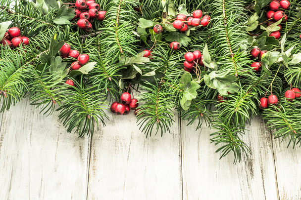 Sfondo natalizio con ramo di abete verde e decorazione su tavolo di legno
 - Foto, immagini