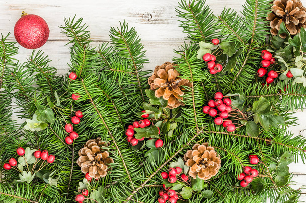 Sfondo con decorazione natalizia, ramo di abete e ornamenti su tavola di legno
 - Foto, immagini