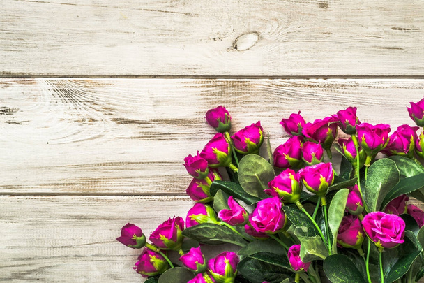 Boeket rozen voor vrouwen dag achtergrond of de gift van de dag van de moeder, bloemen op houten tafel, overhead - Foto, afbeelding