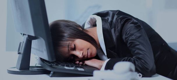 mujer de negocios durmiendo en su oficina
 - Foto, Imagen