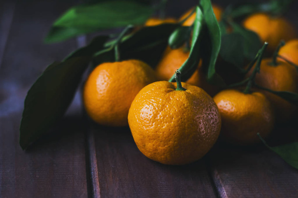 Fresh tangerines on wooden background. Close up - Foto, Imagen