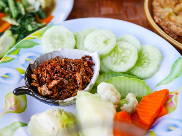 hagyományos chili tészta vegetable; uborka, sárgarépa káposzta, karfiol, Észak-thai élelmiszer - Fotó, kép