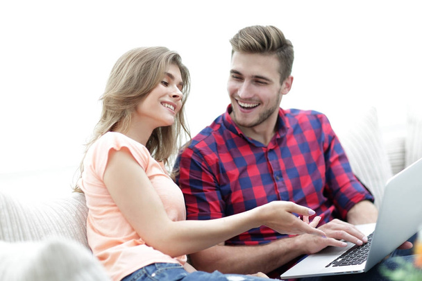closeup of young couple with laptop - Foto, imagen