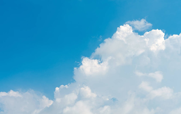 De uitgestrekte blauwe lucht en wolkenlucht in landschapsbeeld. Blauwe lucht achtergrond weergave met witte wolken en kopieer ruimte. Blauwe lucht concept. - Foto, afbeelding