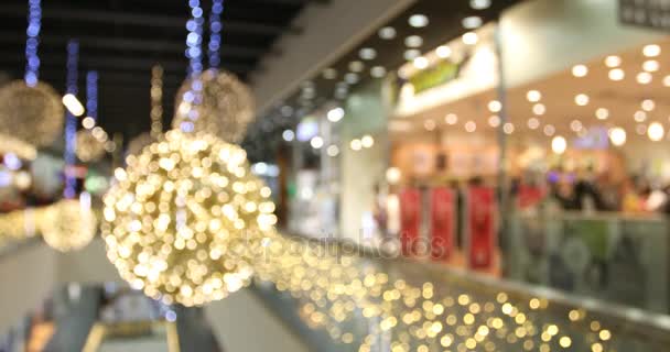 Θολή Χριστούγεννα διακόσμηση εμπορικό κέντρο με δύο ορόφους και τους αγοραστές. Χριστούγεννα πλήθος ανθρώπων μανία τη Μαύρη Παρασκευή με μεγάλες πωλήσεις timelapse, βρόχο σε θέση - Πλάνα, βίντεο