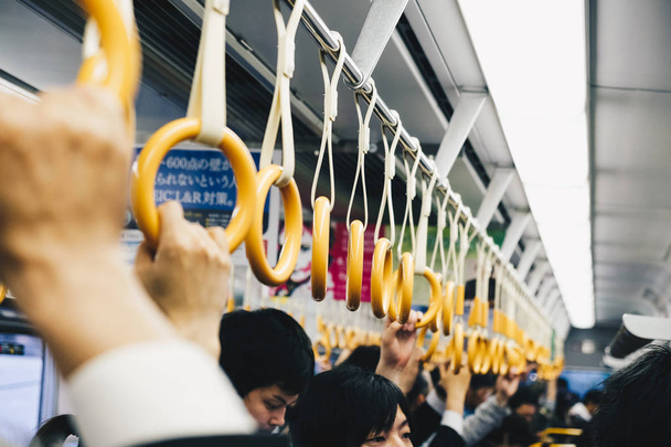 Poignée de main passager au plafond du train, Concept de transport
 - Photo, image