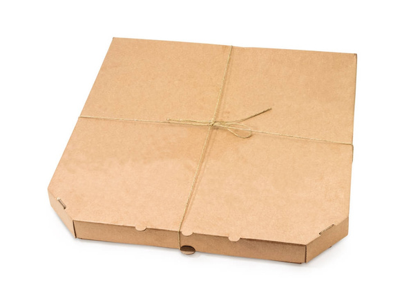Caixa de pizza amarrada com cordel em um fundo branco
 - Foto, Imagem
