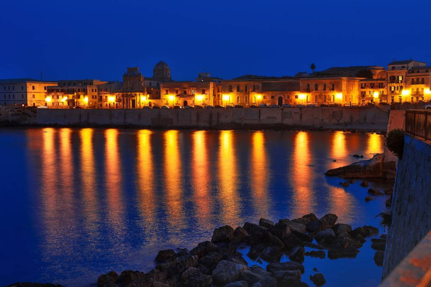 Ортігіа острів (старий Сіракузи) ніч подання, Сицилія, Італія - Фото, зображення