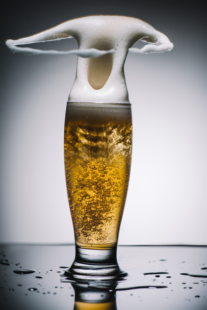 クールな軽めのビールの泡をしぶき - 写真・画像