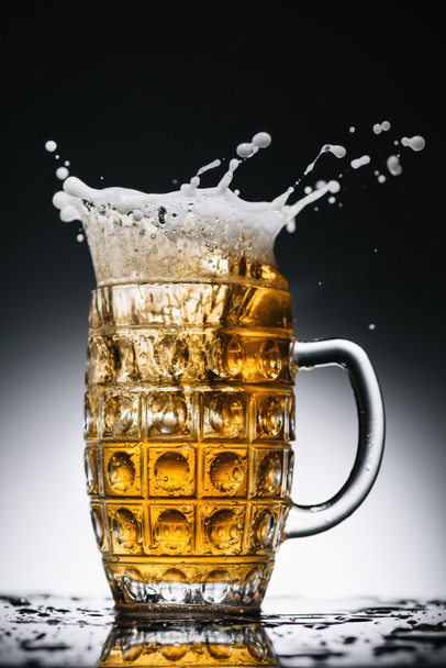 salpicaduras de cerveza ligera fresca en vidrio en blanco y negro
 - Foto, imagen