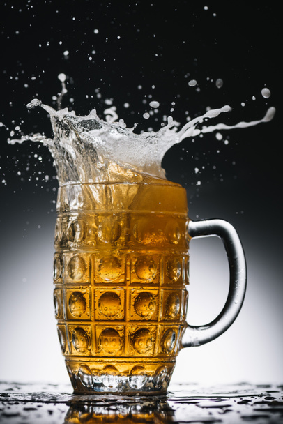 salpicaduras de cerveza fría en taza
 - Foto, Imagen