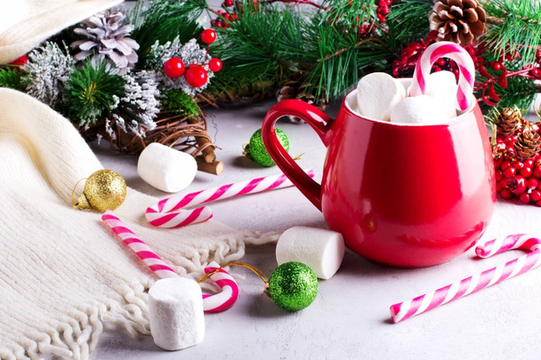 Red mug with marshmellows - Foto, afbeelding