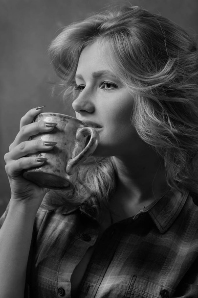 Pretty blonde with coffee mug . - Foto, afbeelding