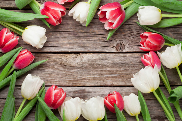 Biało -czerwone tulipany na podłoże drewniane, widok z góry z miejsca - Zdjęcie, obraz