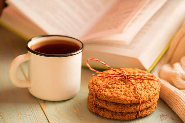 Kitap okuma ve kışın çay içme kız - Fotoğraf, Görsel
