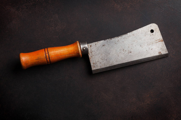 Řezník. Vintage maso nůž přes kamenný stůl. Pohled shora - Fotografie, Obrázek